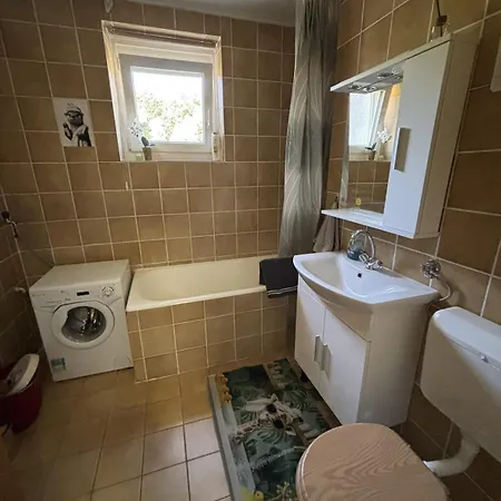 With Free Parking And Easy Access To Apartment