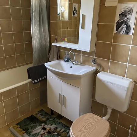 Apartment With Free Parking And Easy Access To